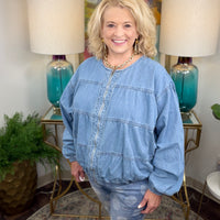Women's denim jacket with metal zipper and elastic hem