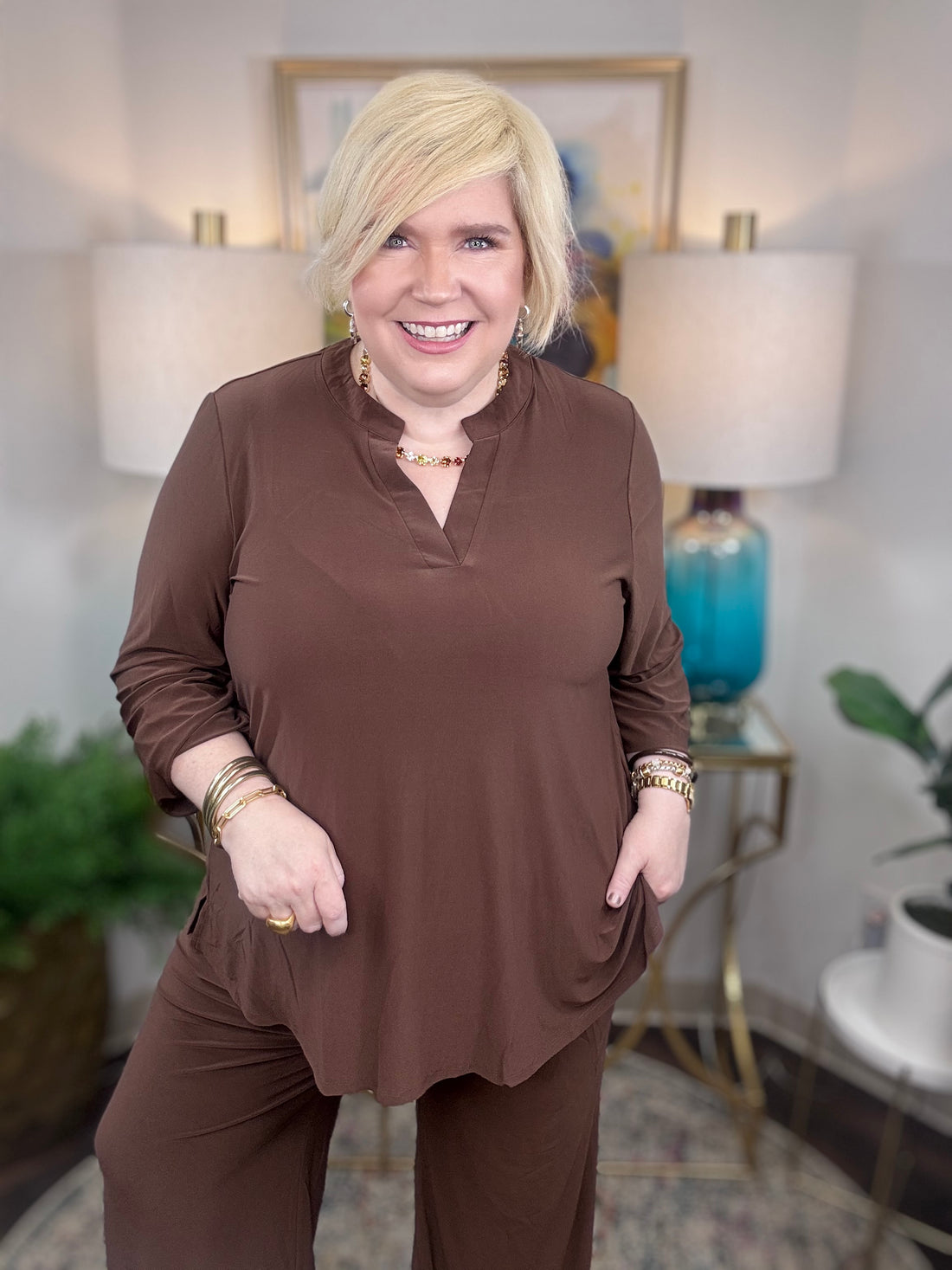 Dear Scarlett matching set in chocolate with V-neck and curved hem