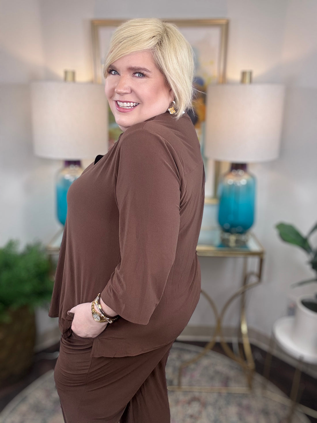 Dear Scarlett matching set in chocolate with V-neck and curved hem
