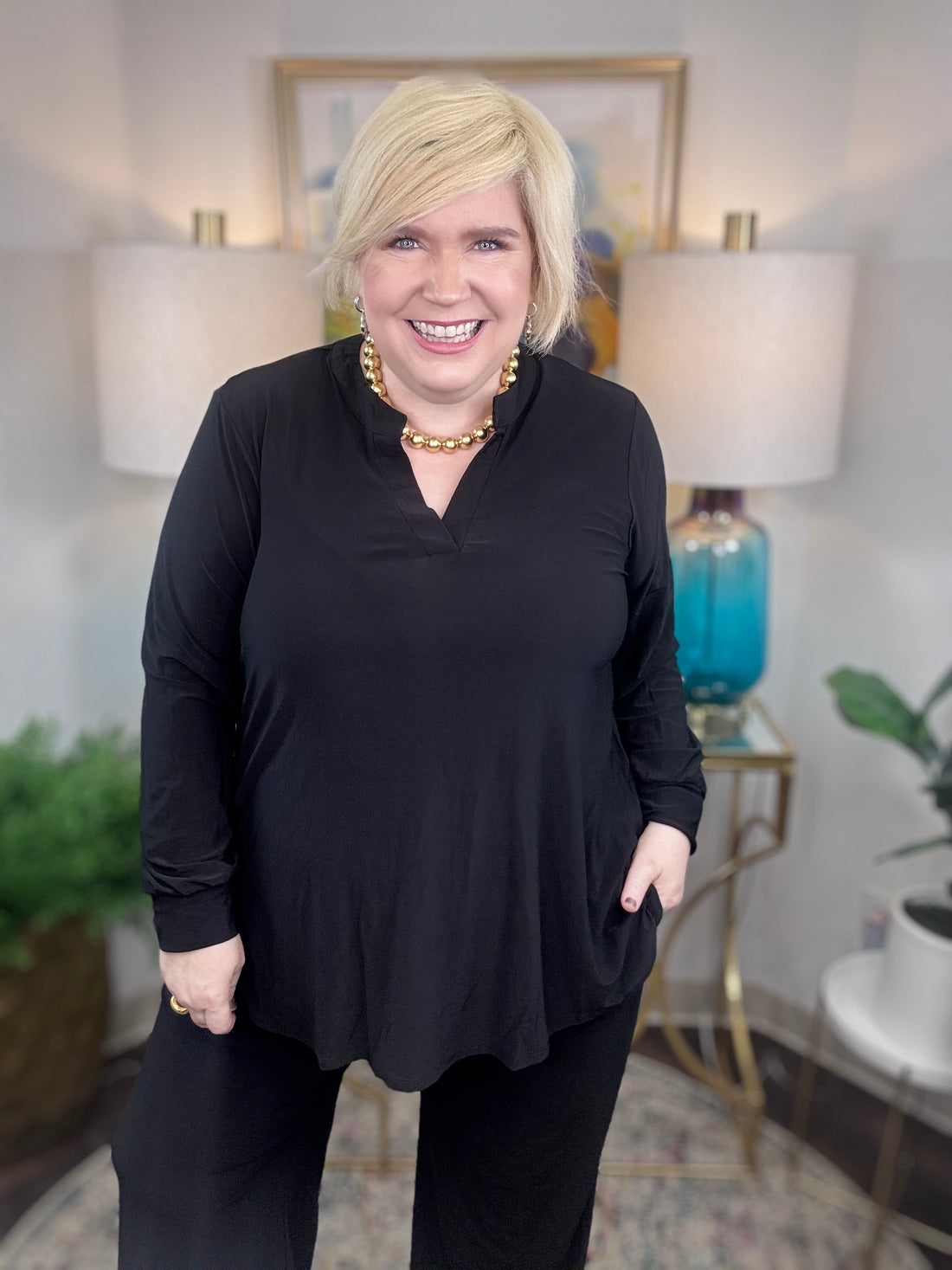 Dear Scarlett matching set in black with V-neck and curved hem