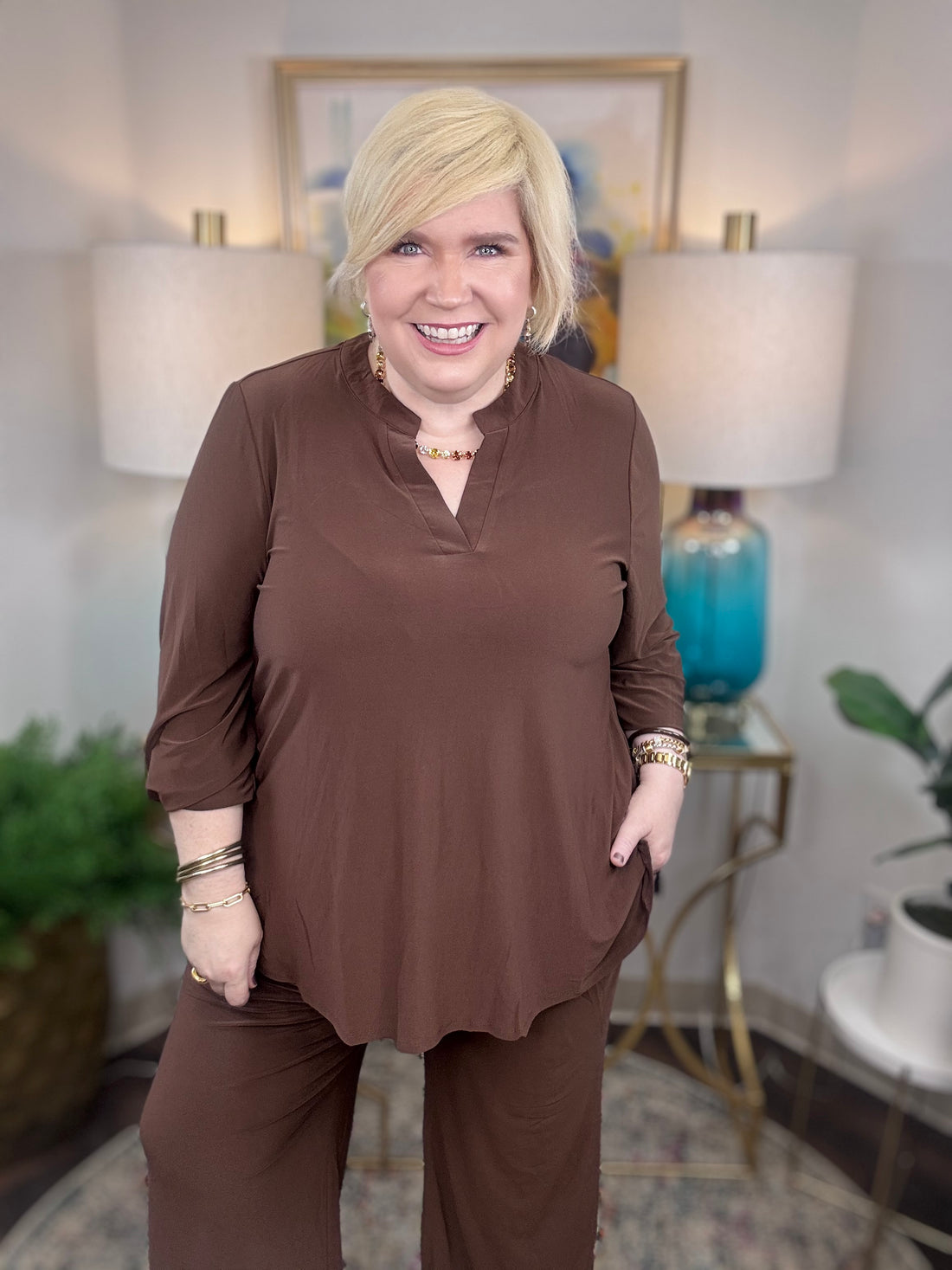Dear Scarlett matching set in chocolate with V-neck and curved hem