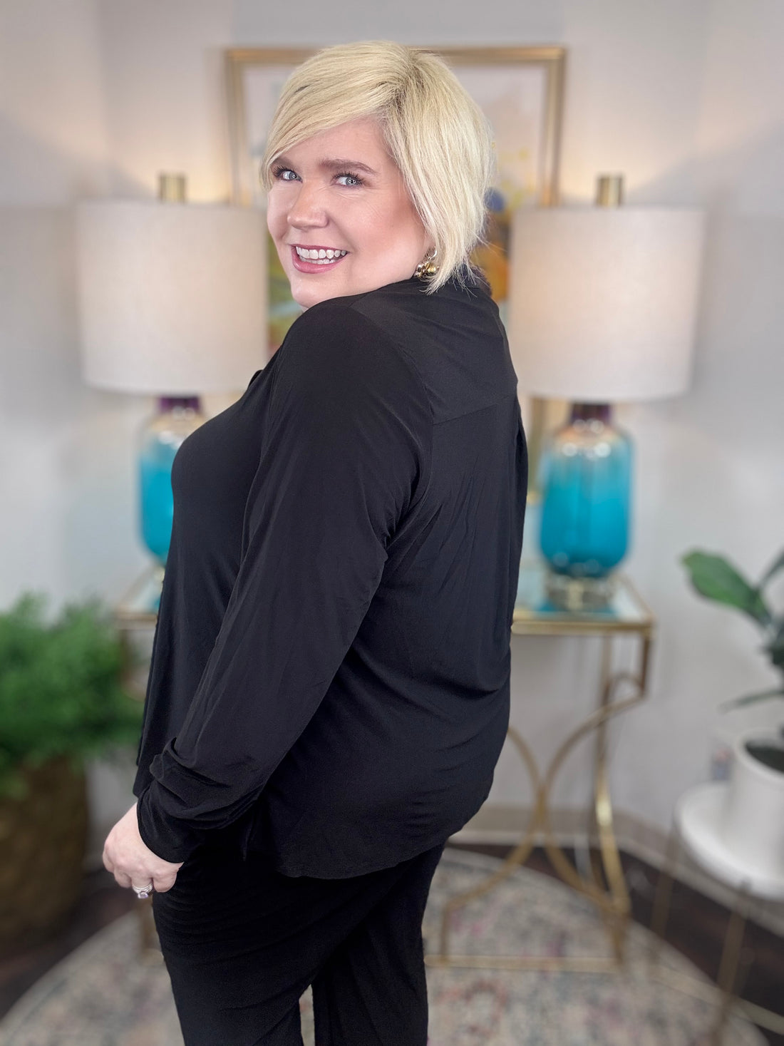 Dear Scarlett matching set in black with V-neck and curved hem