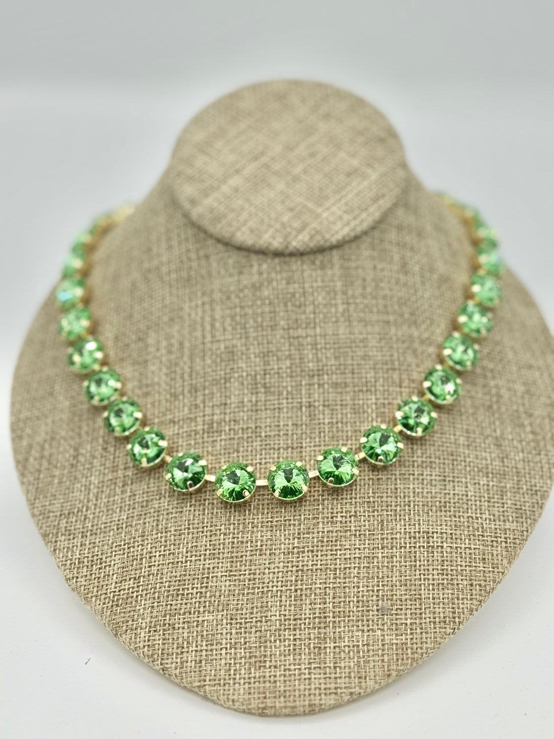 All That Glitters-Large Stone magnetic necklace in green colorway with vibrant stone pendant
