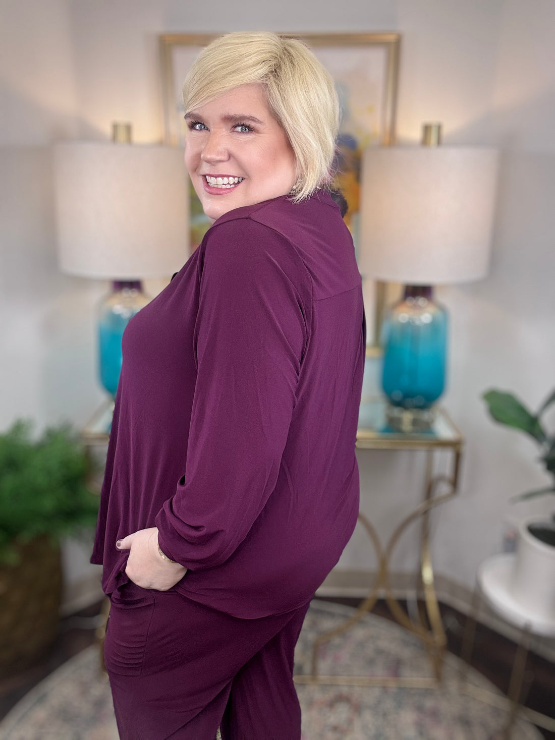 Dear Scarlett matching set in plum with V-neck and curved hem