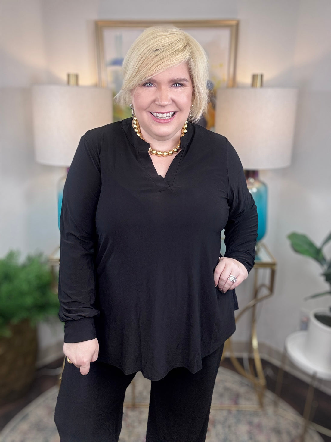 Dear Scarlett matching set in black with V-neck and curved hem